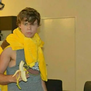 💡 6446a39c pessoa, banana, toalha, retrato, jovem adulto, fruta telegram sticker