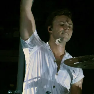 🕷 7f64f039 homem, concerto, cantor, baterista, música telegram sticker