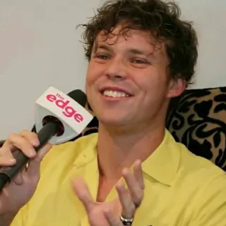 🌙 9ac8a247 the edge homem, entrevista, sorriso, amarelo, a borda telegram sticker