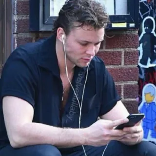 🥀 a44b079f velvet lullaby homem, ouvindo música, casual, telefone, fones de ouvido, sentado telegram sticker