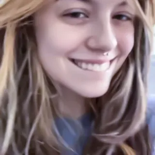 👥 cc5f6587 ผู้หญิง, ยิ้ม, ภาพเหมือน, ผมบลอนด์, สาว telegram sticker