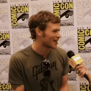 🤷 94446215 Gibsun интервью, мужчина, микрофон, повседневный telegram sticker