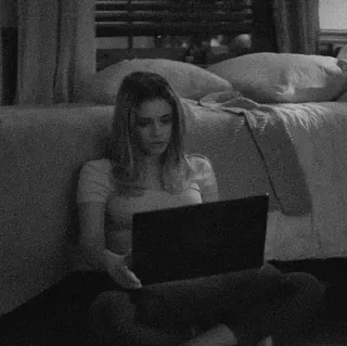 🖤 4e05d5d2 mulher, laptop, interior, cama, casa whatsapp sticker
