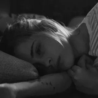 🖤 8e3fd473 pessoa, mulher, dormindo, travesseiro, preto e branco whatsapp sticker