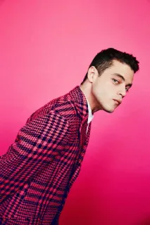 👀 eeee46f2 Rami Malek Rami Malek, acteur, célébrité, portrait, mode, fond rose telegram sticker
