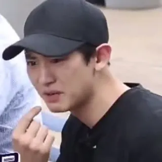 🤢 5898bf29 pria, topi, orang, ekspresi, kesal, bingung whatsapp sticker