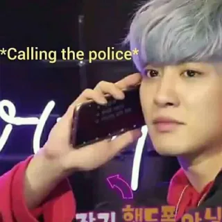🚔 7295a5be *Calling the police* polisi, menelepon, meme, kpop, idola, asia whatsapp sticker
