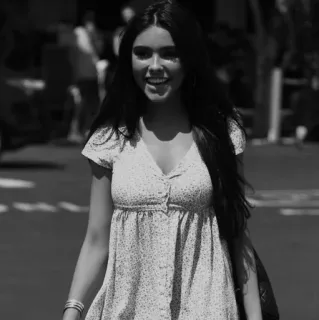 🚩 7276626c 女性, ドレス, 笑顔, ストリート, 白黒 telegram sticker