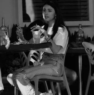 🥢 946db57b 女性, 食事, ジーンズ, カジュアル, 屋外, テーブル, 白黒 telegram sticker