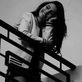 🥢 9bd1d14e 女性, 階段, ジャケット, 笑顔, ポートレート, 白黒 telegram sticker