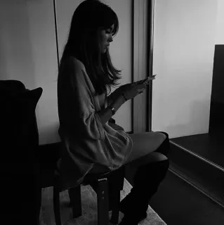 🥢 a14613c7 女性, 座っている, 椅子, ポートレート, 白黒, 屋内 telegram sticker