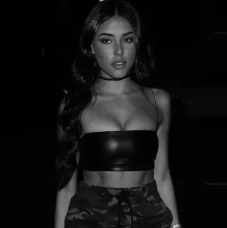 🥀 a809ac60 女性, モデル, ポートレート, 白黒, チューブトップ, ファッション, 女の子 telegram sticker