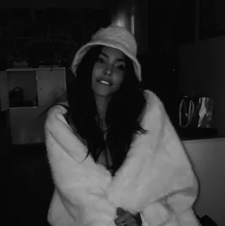 🥢 cc39bc7e 女性, 帽子, ポートレート, ファッション, 人, 服 telegram sticker