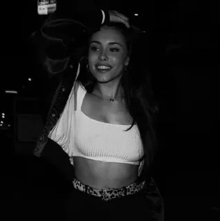 🥀 dd8fc97e 女性, ポートレート, 人物, 白黒, 笑顔 telegram sticker