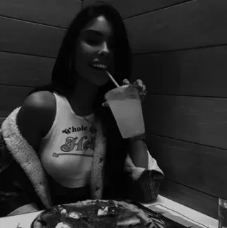 🚩 f602e641 Whole Lotta History 女性, 飲酒, レストラン, 食べ物, 屋内 telegram sticker