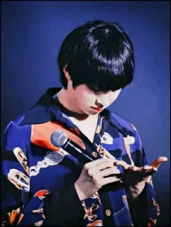 ➕ de6fb059 นักร้อง, ไมโครโฟน, เคป็อป, คอนเสิร์ต, ผู้ชาย, เพลง telegram sticker