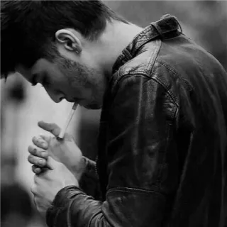😔 b0ace41e Fumar, Cigarro, Jaqueta de couro, Homem, Preto e branco, Acendendo cigarro telegram sticker