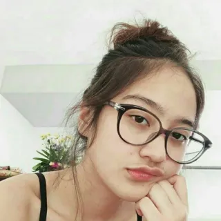 😒 724d15ef 女性, ポートレート, 女の子, 眼鏡, ティーン, 人 telegram sticker