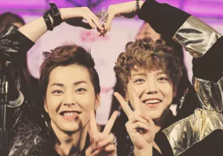 😍 606a185f gens, souriant, coeur, signe de paix telegram sticker