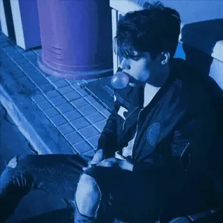 😌 028010cd pria, permen karet, jaket, remaja, kasual, duduk telegram sticker