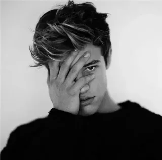 🤦‍♂ 489ede2b potret, hitam putih, pria muda, facepalm, model, tangan di wajah telegram sticker