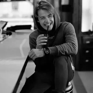 😂 8179830f pria, hoodie, tersenyum, hitam putih, duduk, laki-laki, orang telegram sticker