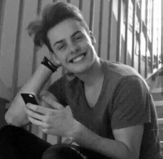 😁 a5b7a7ad orang, pria, remaja, potret, hitam putih, duduk, dalam ruangan telegram sticker