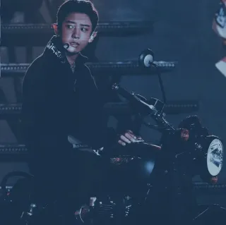 🌀 4c3dcaea moto, K-Pop, cantante, performer, palco, intrattenimento telegram sticker