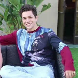 ⛓ 0f85b8b2 orang, tersenyum, duduk, potret, pria, laki-laki, rambut keriting telegram sticker