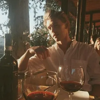 🌛 1704fda5 вино, пить, мужчина, стол whatsapp sticker