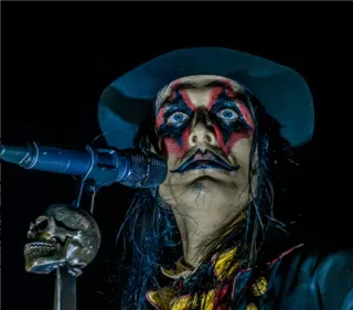 😐 84641f30 muzikant, make-up, schedel, microfoon, portret, zanger, hoed telegram sticker