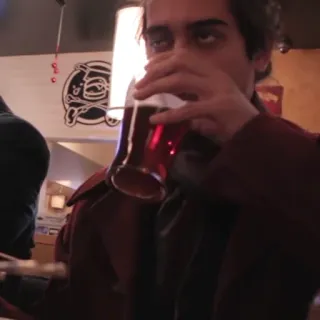 🌶 81e0f4ba 男人, 喝酒, 啤酒, 肖像, 室内 telegram sticker