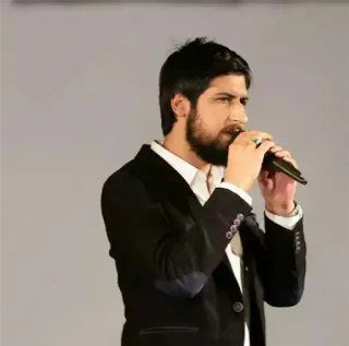 👤 020b7a90 uomo, microfono, abito, barba, cantare, performance telegram sticker