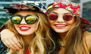 😍 41fb0f34 mulheres, óculos de sol, chapéus, amigos, sorrindo, moda telegram sticker
