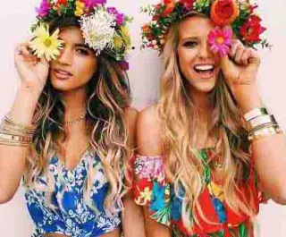 💃 66c2bc23 flores, mulheres, coroa de flores, amizade, meninas, feliz, retrato telegram sticker