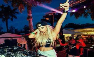 💃 9e5711d4 DJ, festa, música, mulher, vida noturna, clube, eletrônicos, chapéu telegram sticker