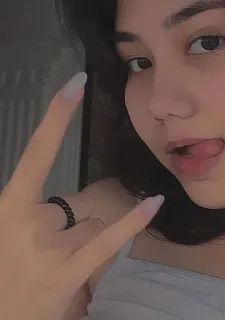 🤘 7cdae9c5 wanita, gadis, potret, gestur tangan, lidah, dewasa muda telegram sticker