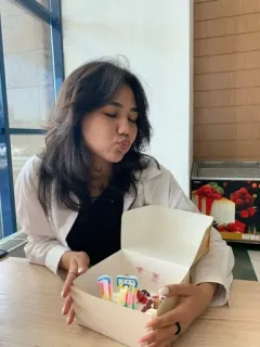 🥳 950d8737 ulang tahun, perayaan, kue, lilin, pesta, wanita, dalam ruangan telegram sticker