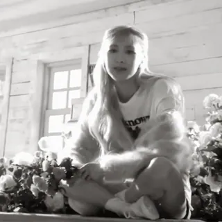 👒 7fc0665a KNOW 女人, 人, 坐着, 室内 whatsapp sticker