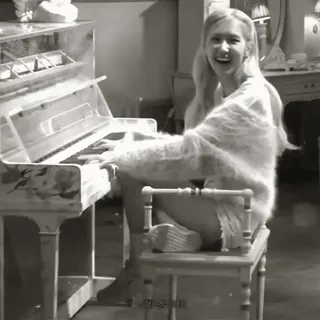 👒 d1b1ae5c 女人, 钢琴, 音乐, 肖像, 微笑, 室内 whatsapp sticker