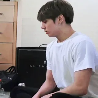 🧩 58d8f7a1 ALIEN man, t-shirt, earring, haircut telegram sticker