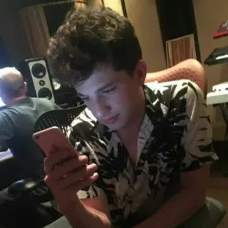 🍼 8a96cbfd Charlie Puth zanger, muzikant, opnamestudio, popster telegram sticker