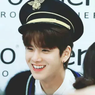 😁 0f61270a บุคคล, หมวกนักบิน, ยิ้ม, ภาพบุคคล, ผู้ชาย, การบิน telegram sticker