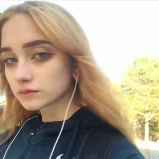 🇩🇪 4458496e ผู้หญิง, เด็กผู้หญิง, ภาพเหมือน, วัยรุ่น, ผมบลอนด์, หูฟัง telegram sticker