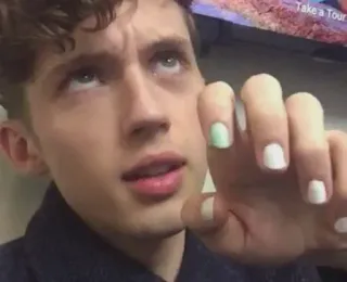 ☁ 14e6e821 คน, ผู้ชาย, เล็บ, ภาพบุคคล, ใบหน้า, ในร่ม telegram sticker