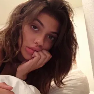 ✨ 92b982b0 femme, portrait, brune, selfie, fille, visage, chambre, personne telegram sticker