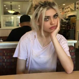 ✨ cce9301e femme, fille, personne, table, blonde, repos telegram sticker