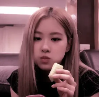 🥰 43074847 Rose Frau, Promi, Person, K-Pop, Idol, Sänger, Essen telegram sticker