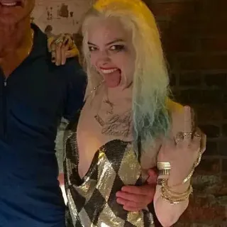 😝 698ff156 Harley Quinn Suicide Squad Daddy's Lil Monster harley quinn, escuadrón suicida, margot robbie, dedo corazón, gesto ofensivo whatsapp sticker