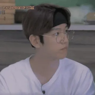 🎠 44918559 나다리 다시 타기의 결과는? coreano, uomo, occhiali, fascia, casual, asiatico, mangiare telegram sticker